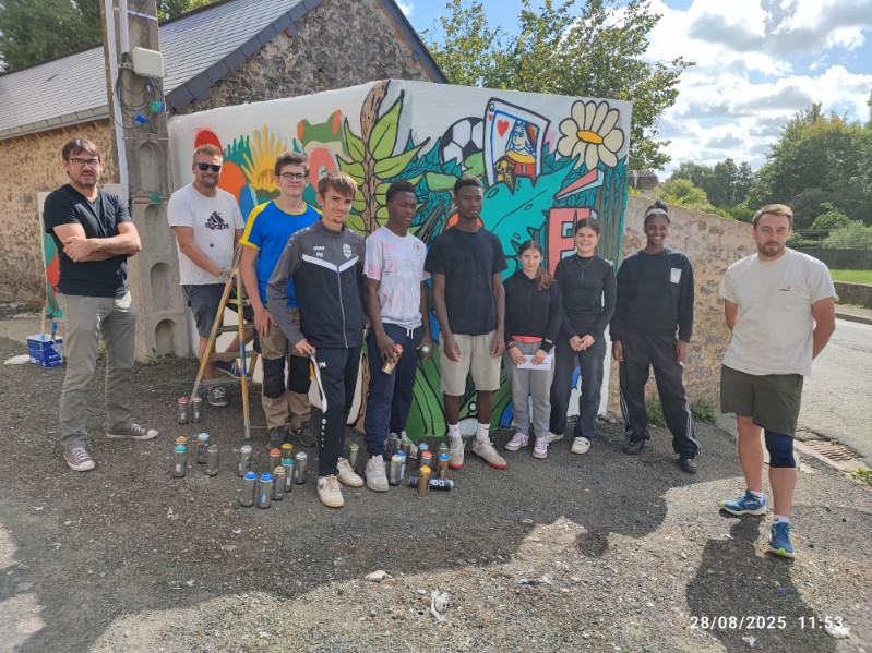 les jeunes ados devant leur fresque